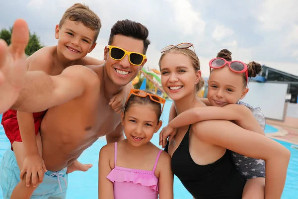 Gelukkige Familie Neemt Selfie Buurt Van Zwembad Waterpark — Stockfoto