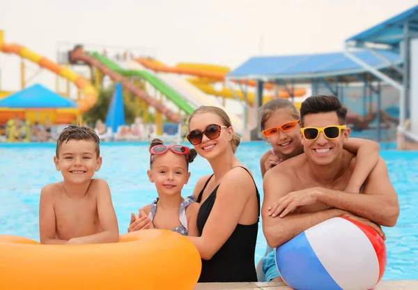 Familia Feliz Con Juguetes Inflables Piscina Parque Acuático — Foto de Stock