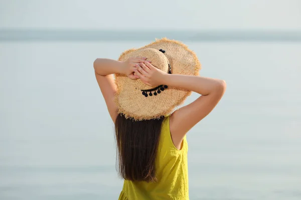 Mulher Bonita Usando Chapéu Palha Praia Vista Para Trás Cobertura — Fotografia de Stock