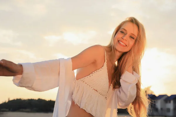 Happy Young Woman Beautiful Blond Hair Outdoors Sunset — Stockfoto