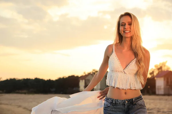 夕日のビーチで美しい若い女性 テキストのためのスペース — ストック写真