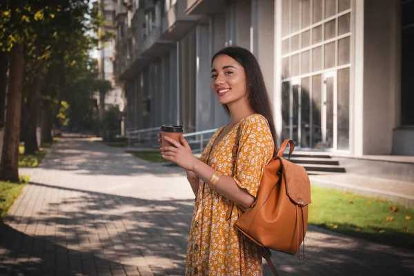 Hermosa Mujer Joven Con Mochila Elegante Taza Café Calle Ciudad — Foto de Stock