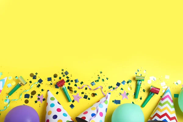 平铺作文与党的帽子 气球和意大利面黄色背景 文字的空间 生日装饰 — 图库照片