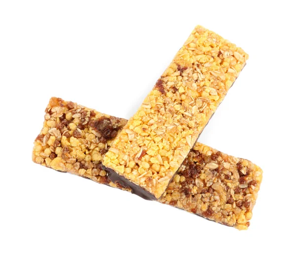 Beyaz arka planda granola barlar, üst manzara. Yüksek protein atıştırması