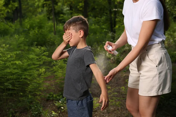 Kvinnan Applicerar Insektsmedel Sonens Arm Parken Tick Biter Förebyggande — Stockfoto