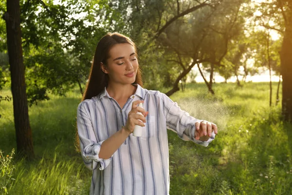 Mujer Aplicando Repelente Insectos Brazo Parque Garrapata Muerde Prevención — Foto de Stock