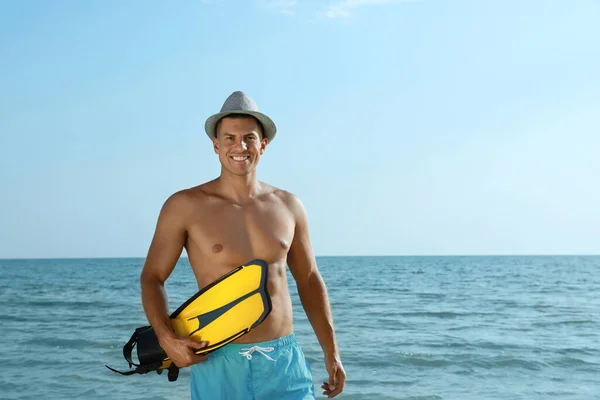 Hombre Feliz Con Aletas Cerca Del Mar Playa — Foto de Stock