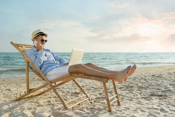 Homem Feliz Com Laptop Falando Por Telefone Celular Praia Viagem — Fotografia de Stock