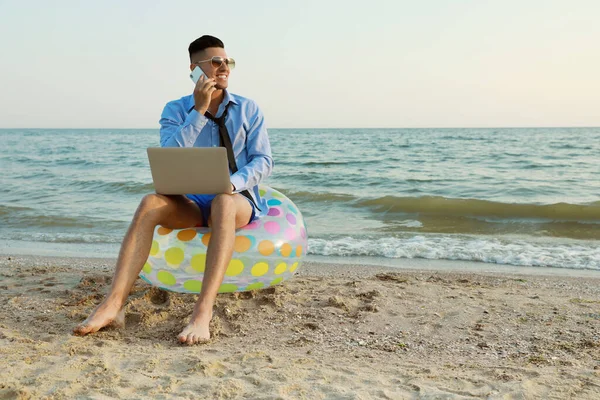 Hombre Negocios Feliz Con Portátil Hablando Por Teléfono Móvil Playa — Foto de Stock