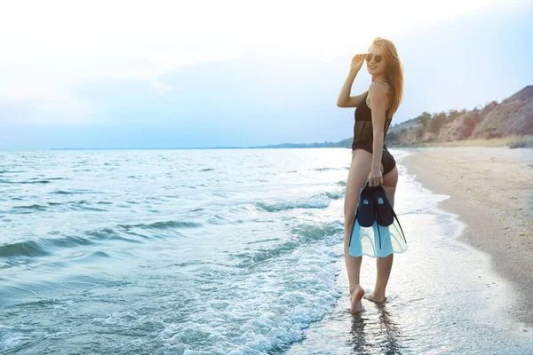 Mujer Feliz Con Aletas Cerca Del Mar Playa — Foto de Stock