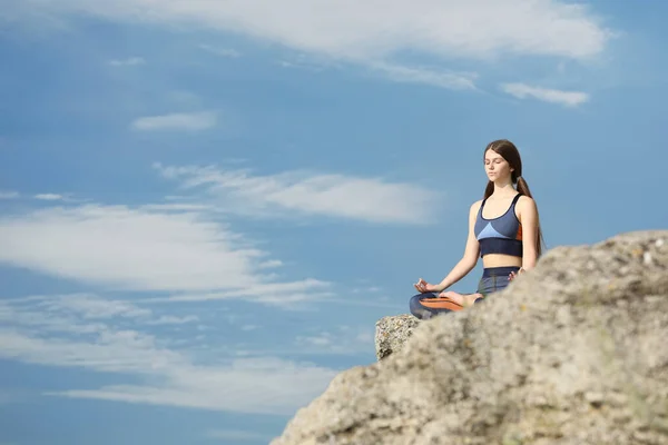 Adolescente Meditando Acantilado Contra Cielo Azul Espacio Para Texto — Foto de Stock