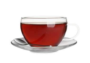 Bir bardak taze demlenmiş çay, beyaz üzerine izole edilmiş.