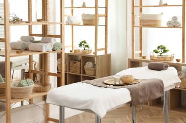 Masaj masası spa salonunun içinde şık bir oda.