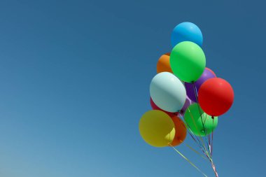 Mavi gökyüzüne karşı renkli balonlar. Metin için boşluk