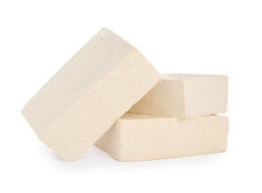 Beyaz arka planda lezzetli çiğ tofu blokları