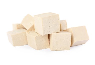 Beyaz arka planda lezzetli çiğ tofu küpleri