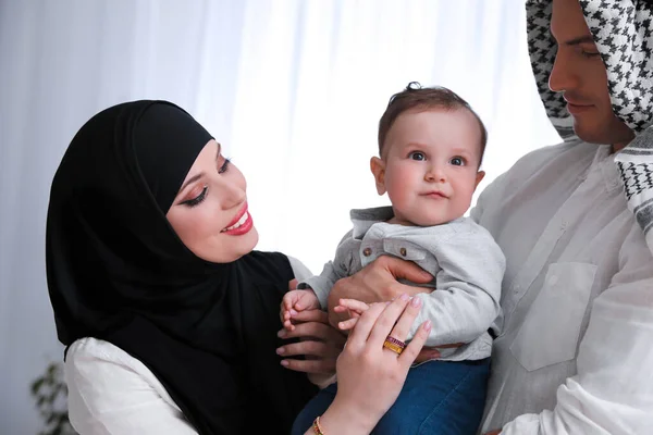 Família Muçulmana Feliz Com Filho Pequeno Dentro Casa — Fotografia de Stock