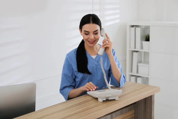 Receptionist Talking Phone Countertop Hospital — Stock Photo, Image