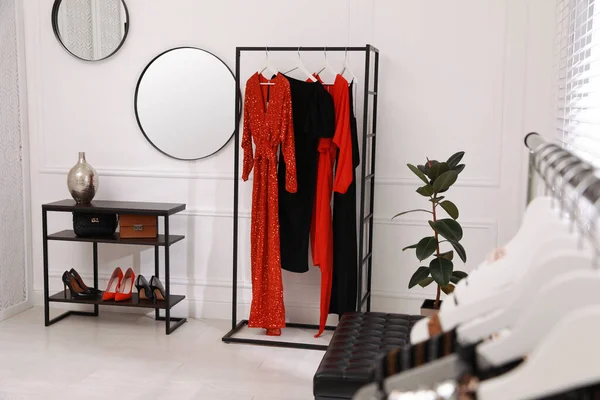 Коллекция Модной Женской Одежды Салоне Проката Одежды — стоковое фото