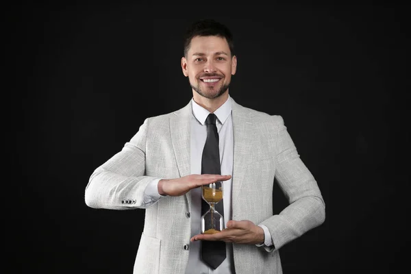 Feliz Hombre Negocios Sosteniendo Reloj Arena Sobre Fondo Negro Gestión — Foto de Stock