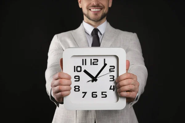 Homem Negócios Feliz Segurando Relógio Fundo Preto Close Gestão Tempo — Fotografia de Stock