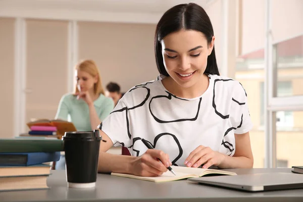 Mujer Joven Estudiando Mesa Biblioteca — Foto de Stock