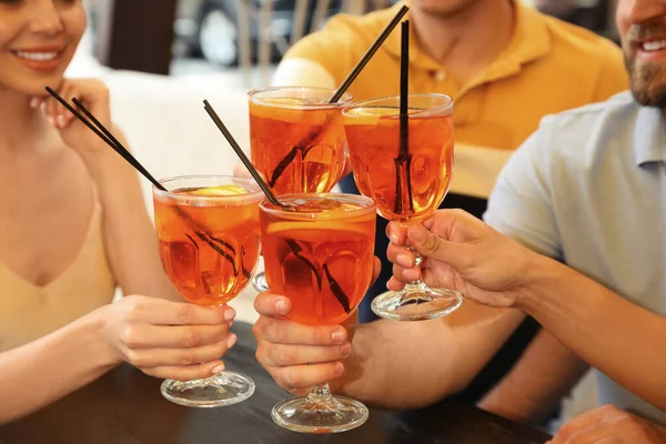 Amici Con Aperol Spritz Cocktail Riposano Insieme Ristorante Primo Piano — Foto Stock