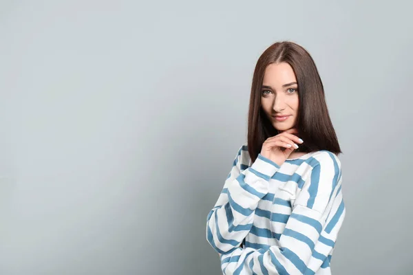 Retrato Mulher Bonita Com Cabelo Castanho Lindo Fundo Cinza Claro — Fotografia de Stock