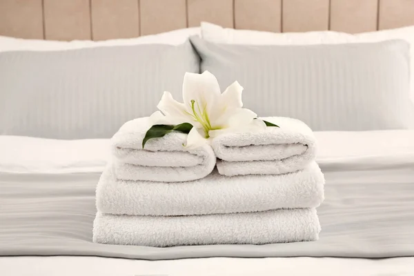 Stack Fresh Towels Flower Bed Indoors — Stock Photo, Image