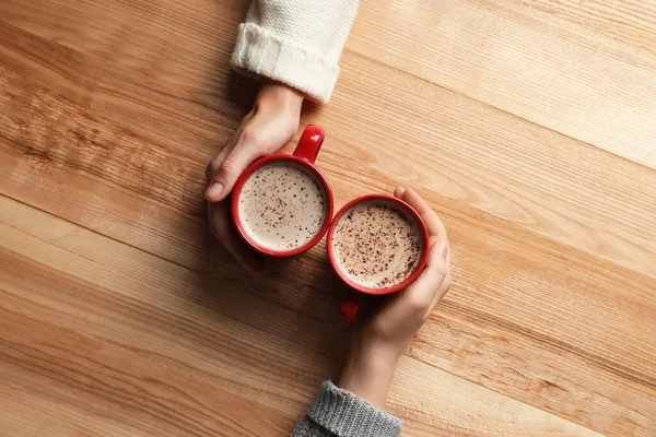 Femmes Avec Tasses Café Table Bois Vue Sur Dessus — Photo