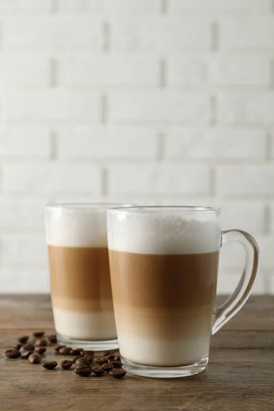 Varmt Kaffe Med Mjölk Glaskoppar Och Bönor Träbord — Stockfoto