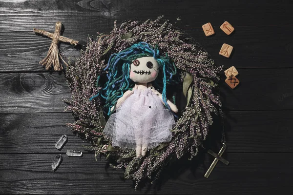 女性伏都娃娃 身披针头 头戴黑色木制背景的礼仪饰物 平躺着 — 图库照片