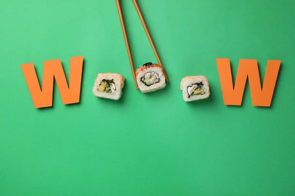 Slovo Wooow Sushi Rolky Papírovými Písmeny Zeleném Pozadí Ploché Ležel — Stock fotografie