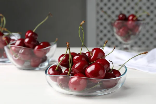 Süße Rote Kirschen Schale Auf Weißem Holztisch — Stockfoto