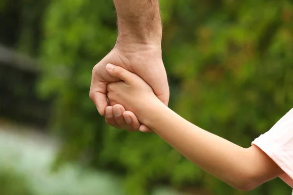Man Och Barn Håller Händer Utomhus Närbild — Stockfoto