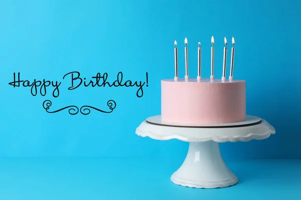 Gelukkige Verjaardag Heerlijke Taart Met Brandende Kaarsen Lichtblauwe Achtergrond — Stockfoto