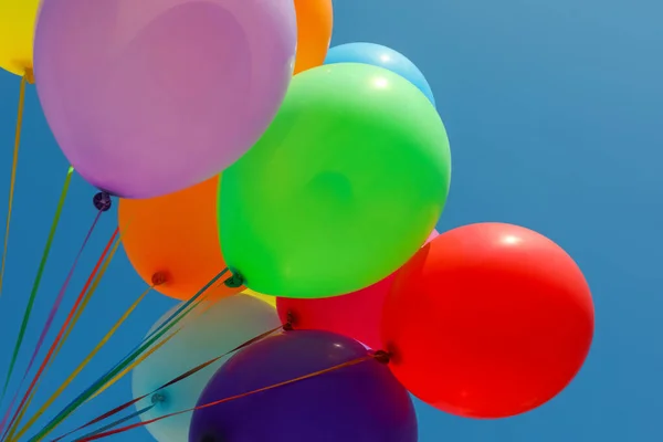 Bande Ballons Colorés Contre Ciel Bleu Vue Angle Bas — Photo