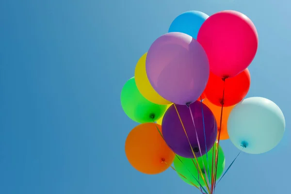 Bande Ballons Colorés Contre Ciel Bleu Espace Pour Texte — Photo