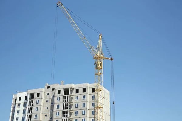 Vue Bâtiment Inachevé Grue Tour Contre Ciel Bleu — Photo