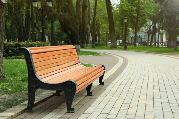 Beautiful View City Park Bench Spring Day — Stockfoto
