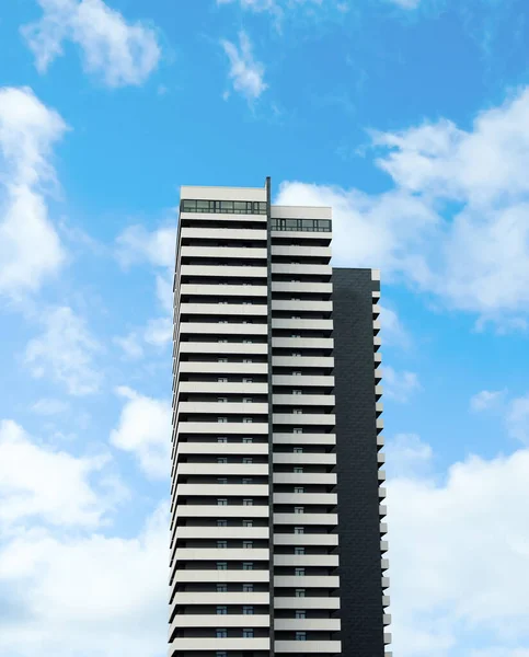 空に対する近代的な都市の建物の眺め — ストック写真