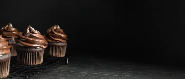 Estante Enfriamiento Con Deliciosos Cupcakes Chocolate Sobre Una Mesa Negra — Foto de Stock