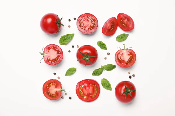 Feuilles Basilic Frais Tomates Sur Fond Blanc Plat — Photo