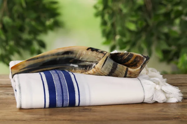 Shofar Tallit Wooden Table Outdoors ロシュ ハシャナーの休日の属性 — ストック写真