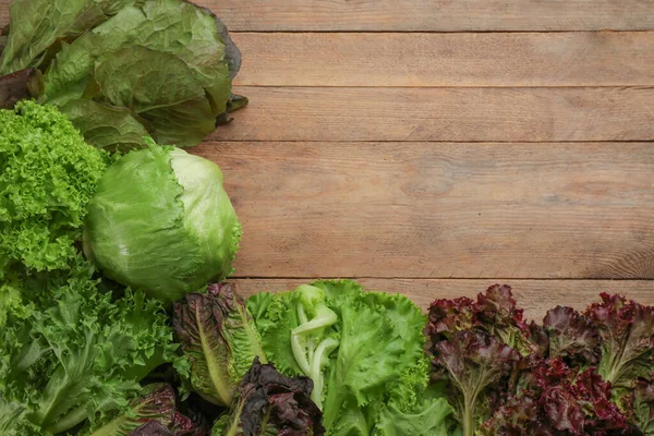 Verschillende Soorten Sla Houten Tafel Plat Gelegd Ruimte Voor Tekst — Stockfoto