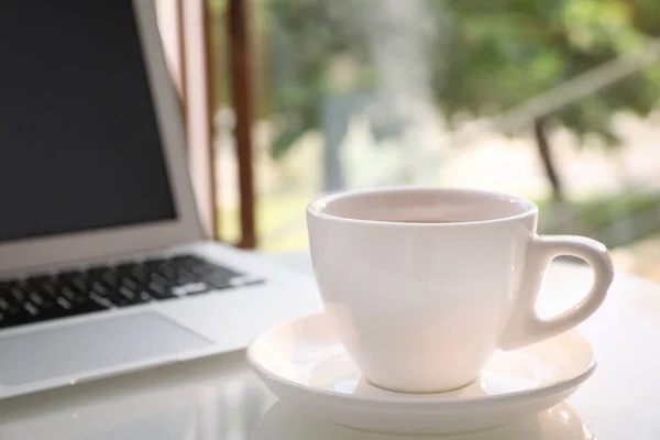 Cup Delicious Morning Coffee Laptop White Table — Stock Photo, Image