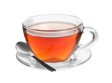 Bir bardak taze demlenmiş çay, beyaz üzerine izole edilmiş.