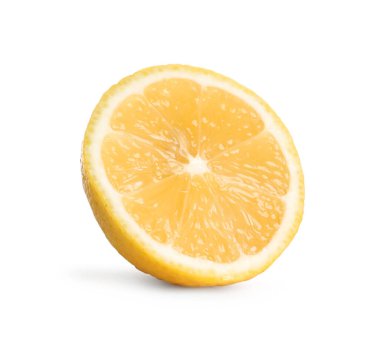 Taze limonun yarısı beyaza izole edilmiş.
