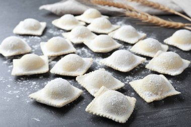 Ev yapımı ravioli, gri masada, yakın plan.