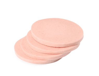 Beyaz arka planda lezzetli haşlanmış sosis dilimleri.